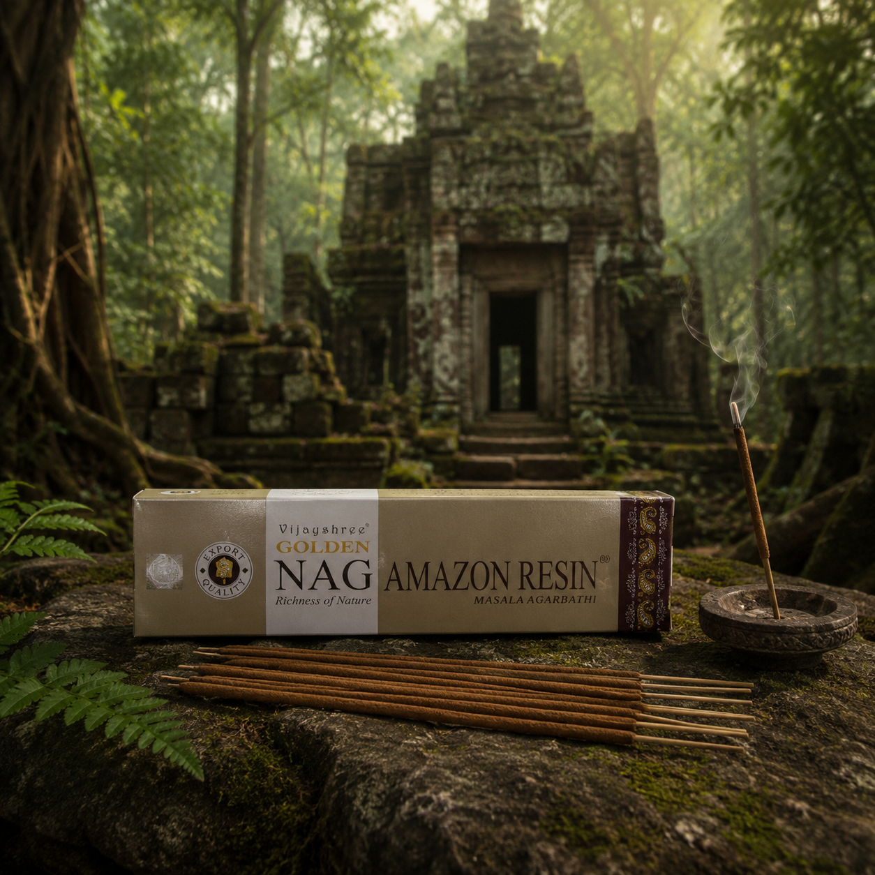 Petit étui d'encens Golden Nag Amazon Resin présenté sur un tronc moussu au cœur d'une forêt amazonienne luxuriante, entouré d'arbres géants et d'une végétation tropicale.