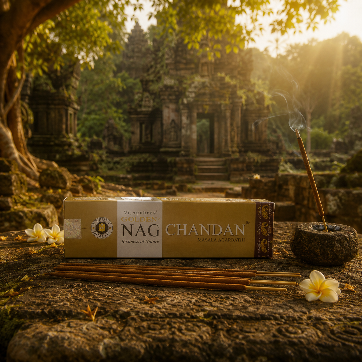 Boîte d'encens Golden Nag Chandan présentée devant un ancien temple hindou en pierre, entouré d'arbres sacrés et baigné d'une lumière dorée.