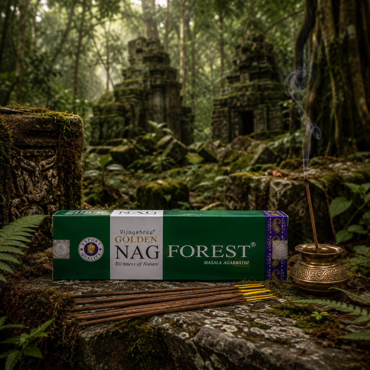 Étui d'encens Golden Nag Forest Vijayshree présenté sur une pierre recouverte de mousse au milieu des vestiges d'un ancien temple hindou englouti par une forêt tropicale dense, dans une ambiance sauvage et spirituelle.