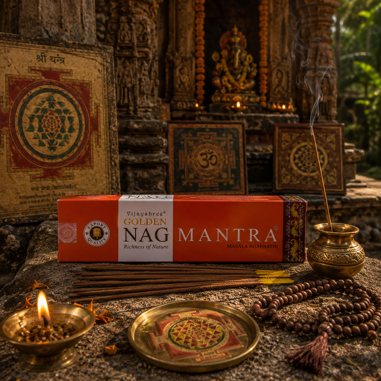 Étui d'encens Golden Nag Mantra Vijayshree présenté devant un ancien temple hindou orné de yantras sacrés, de malas de méditation et d'un brûleur d'encens traditionnel dans une ambiance propice à la récitation des mantras.