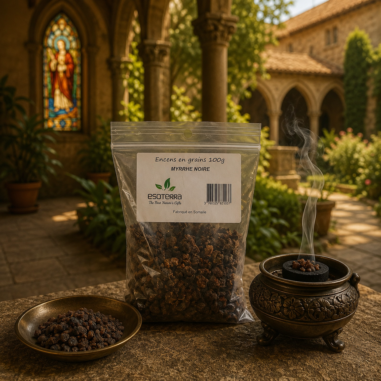 Résine de Myrrhe Noire Esoterra présentée dans un sachet avec brûleur à charbon dans un jardin de cloître ancien, entouré de coursives en pierre et de vitraux colorés.